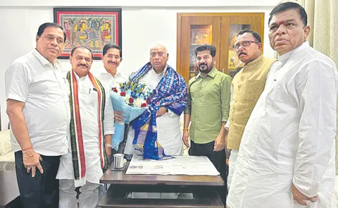 CM Revanth Redddy Meets AICC President Mallikarjun Kharge