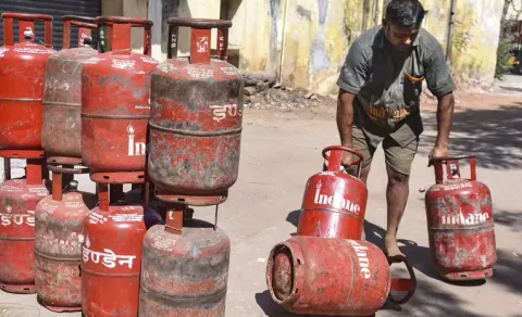 Hyderabad Banjara Gas Agency Overcharging Cylinder Rs1090 Inspection