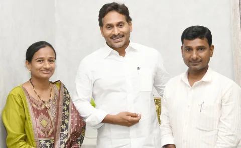 Hyderabad Journalist K Venkatrami Reddy Meets Ys Jagan