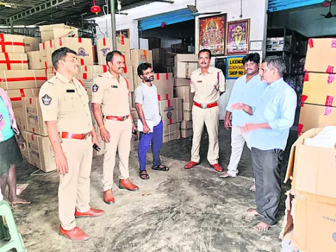 బాణసంచా కేంద్రాల్లో విస్తృతంగా తనిఖీలు