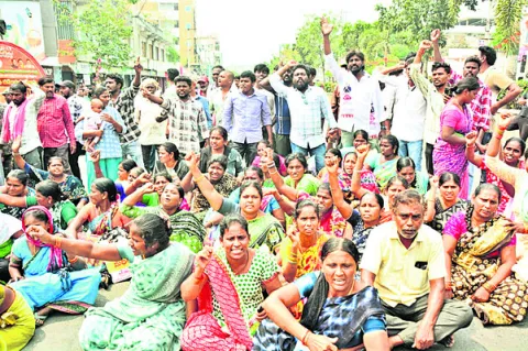 అంబేడ్కర్‌భవన్‌ వద్ద ఉద్రిక్తత.. 