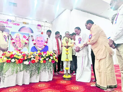 వాజ్‌పేయిని ఆదర్శంగా తీసుకోవాలి