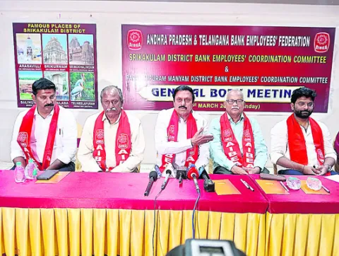 ప్రభుత్వరంగ సంస్థలను కార్పొరేట్‌లకు కట్టబెట్టేందుకే కుట