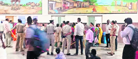 అంగన్‌వాడీ వర్కర్ల, హెల్పర్ల అక్రమ అరెస్టులు