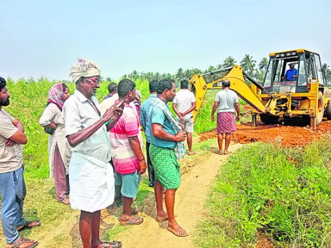 చందాలు వేసుకుని రోడ్డు పనులు 