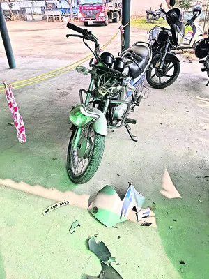 ట్రాఫిక్‌ పోలీస్‌స్టేషన్‌లో   హోంగార్డ్‌ వాహనం ధ్వంసం