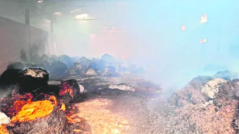 అదుపులోకి అగ్నికీలలు 