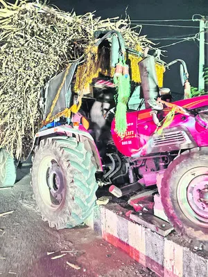 అదుపు తప్పుతున్న  చెరుకు ట్రాక్టర్లు 
