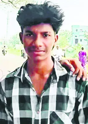 రెండు ట్రాక్టర్లు ఢీకొని యువకుడు మృతి