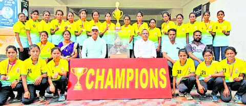 వర్సిటీ మహిళా ఖోఖో జట్టులో కృష్ణవేణి విద్యార్థినులు 