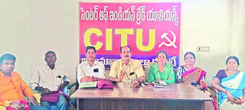 సంపన్న వర్గాలకు అనుకూలంగా కేంద్ర బడ్జెట్‌ 
