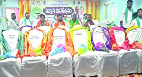 ఖాళీ కుర్చీలకు సన్మానం 