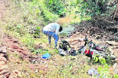 వాగులోకి దూసుకెళ్లిన బైక్‌