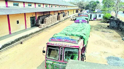 నిలిచిపోయిన బియ్యం లారీలు 