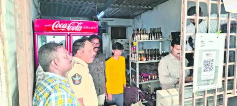 మద్యం దుకాణంలో చోరీ 