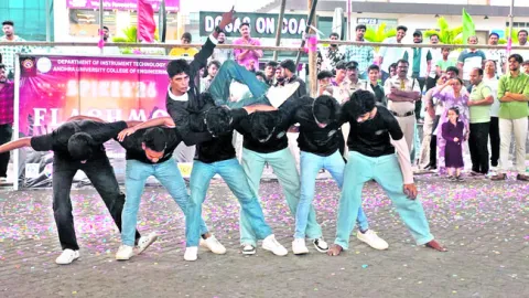 తీరంలో ఫ్లాష్‌మాబ్‌ 