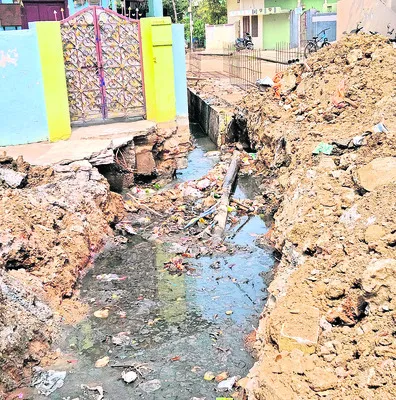 డ్రెయినేజీలో నల్లా కనెక్షన్లు