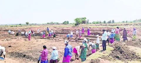 ● జిల్లాలో ఫీల్డ్‌ అసిస్టెంట్ల ఖాళీలు ● నియామకాలు చేపట్