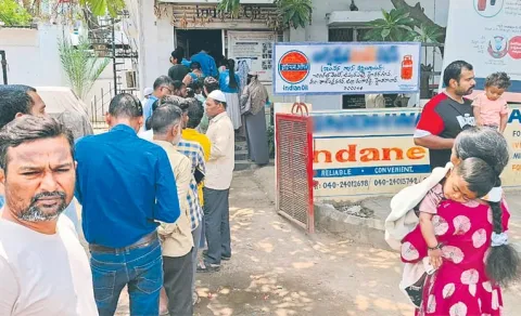 city gas crisis long queues cng autos hit