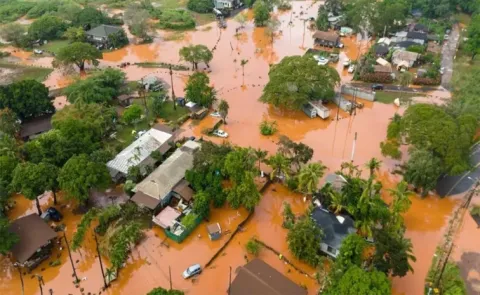Thousands evacuated as Hawaii faces worst flooding in 20 years