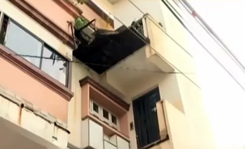 father son die balcony collapse hyderabad begumpet