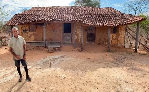 80-year-old Francisco Matías who chooses a 105-year-old clay house in the city of Brazil