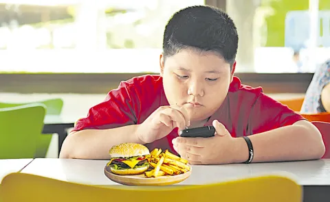 Consequence of Showing Mobile Phone While Feeding Kids