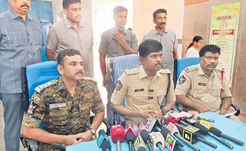 Police attacked by accused in boy assassination incident