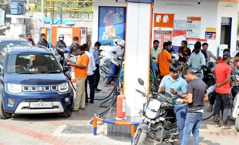 hyderabad petrol bunks see heavy rush over war fears