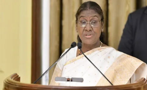 President Murmu slams Mamata over choice of venue