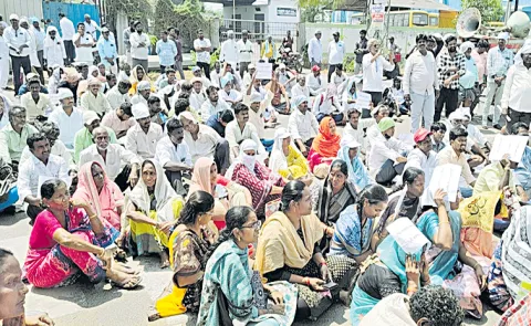 Dharna under the auspices of the ap Village Revenue Assistants Association State Committee