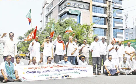 AP Corn Farmers Fires on Chandrababu Government: Andhra Pradesh