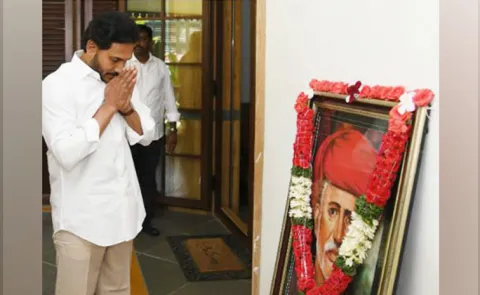 YS Jagan Pays Tributes To Jyotirao Phule On His Birth Anniversary
