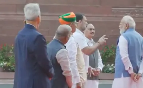 PM Modi, Rahul Gandhi engage in candid talks: Video Viral