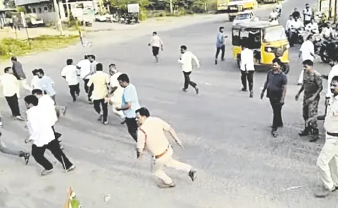 Police Lathi Charge On YSRCP Leaders For Protesting Against Atchannaidu At Amudalavalasa