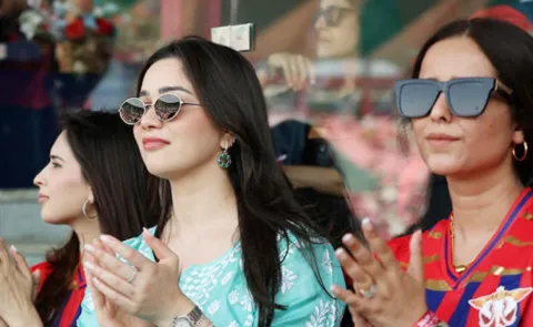 LSG vs GT IPL 2026: Sara Tendulkar, Saaniya Chandhok Spotted in stands