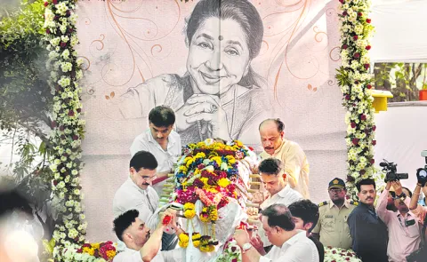 Asha Bhosle Funeral Held by Maharashtra govt honors