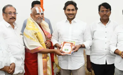 Invitation to YS Jagan for Srimannarayana Mahayagnam