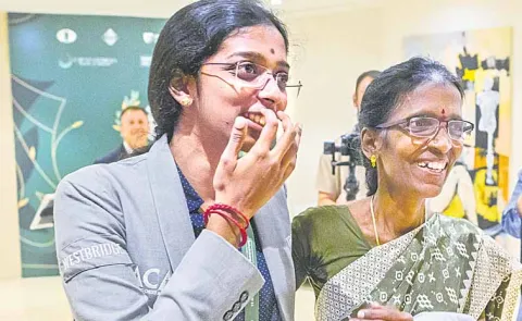 Candidates winner Vaishali celebrates4