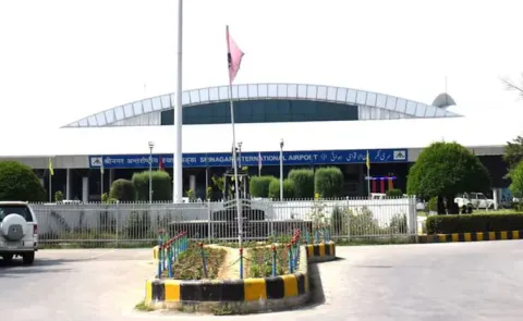  2 detained at srinagar airport for-carrying satellite phones