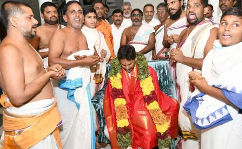 Vedic Scholars Bless YSRCP Chief YS Jagan