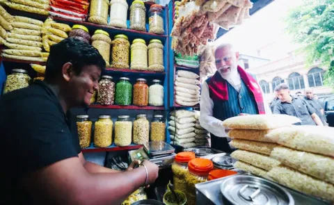 PM Modi Enjoys Jhal Muri Street Food in Jhargram During Campaign