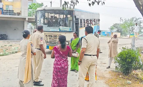 Woman Fight For Seat In RTC Bus 