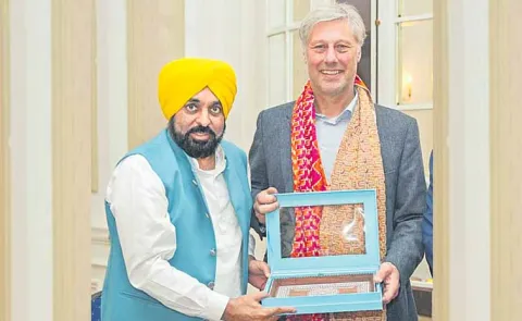 Punjab CM Bhagwant Mann meets former Netherlands player5