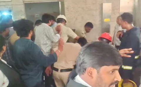 Lawyers Struck In Lift For one Hour At Vijayawada