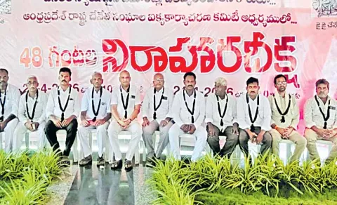 Handloom workers begin 48 hour hunger strike in Mangalagiri