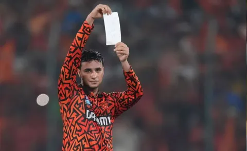 Lady Fan Grabs Hands Of SRH Batter Abhishek Sharma Video Viral 5