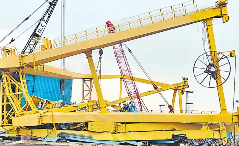 Five killed in collision between gantry cranes