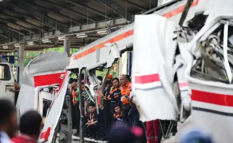 Jakarta Train Tragedy 7 Dead as Trains Collide