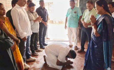 MLA Gururaj Gantihole Bows Before Jayanti Shetty to Seek Her Blessings